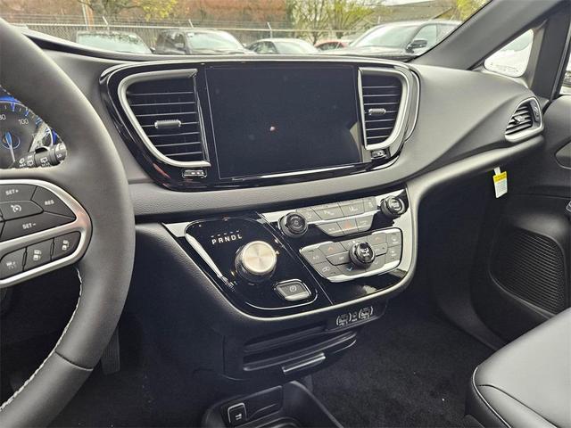 Photo of 2025 Diamond Black Crystal Pearlcoat Chrysler Voyager