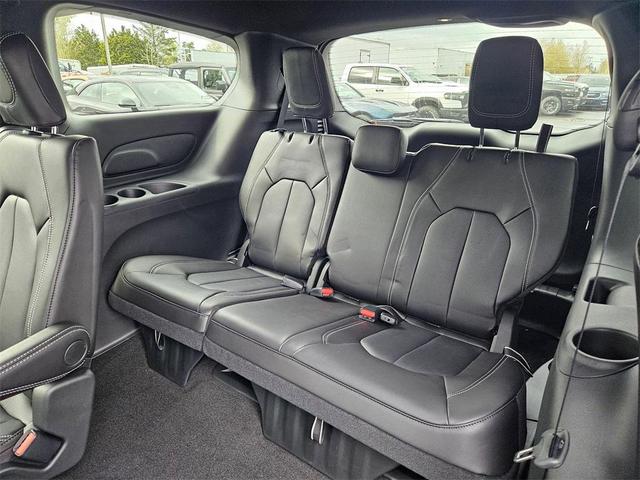 Photo of 2025 Diamond Black Crystal Pearlcoat Chrysler Voyager