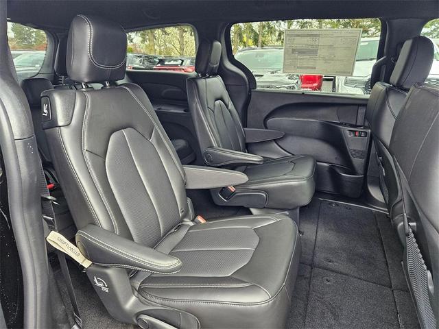 Photo of 2025 Diamond Black Crystal Pearlcoat Chrysler Voyager