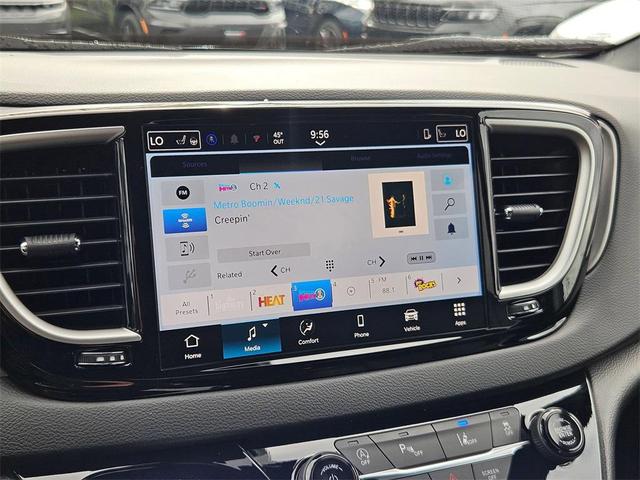 Photo of 2025 Diamond Black Crystal Pearlcoat Chrysler Voyager