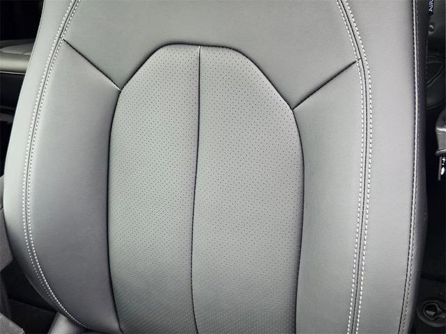 Photo of 2025 Diamond Black Crystal Pearlcoat Chrysler Voyager