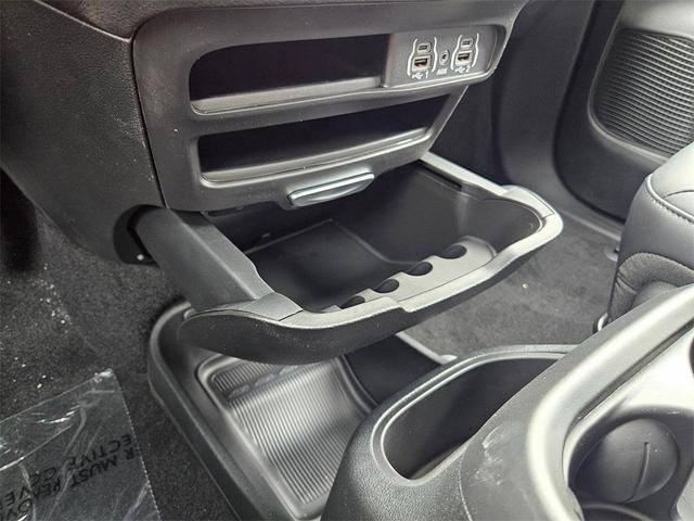 Photo of 2025 Diamond Black Crystal Pearlcoat Chrysler Voyager