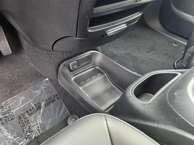 Photo of 2025 Diamond Black Crystal Pearlcoat Chrysler Voyager