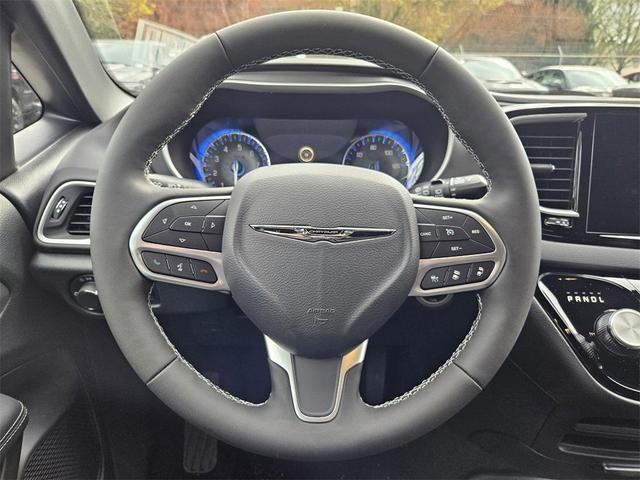 Photo of 2025 Diamond Black Crystal Pearlcoat Chrysler Voyager