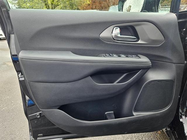 Photo of 2025 Diamond Black Crystal Pearlcoat Chrysler Voyager