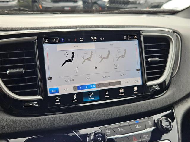 Photo of 2025 Diamond Black Crystal Pearlcoat Chrysler Voyager