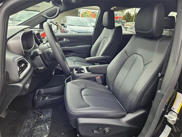 Photo of 2025 Diamond Black Crystal Pearlcoat Chrysler Voyager