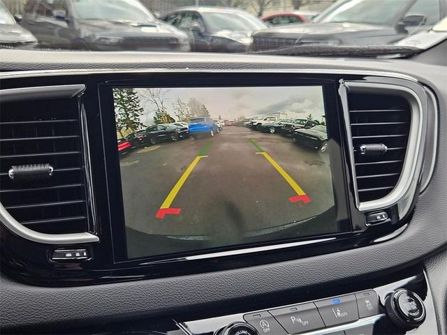 Photo of 2025 Diamond Black Crystal Pearlcoat Chrysler Voyager
