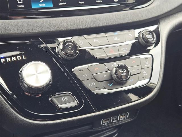 Photo of 2025 Diamond Black Crystal Pearlcoat Chrysler Voyager