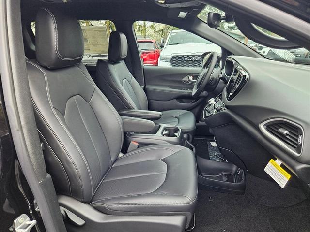 Photo of 2025 Diamond Black Crystal Pearlcoat Chrysler Voyager
