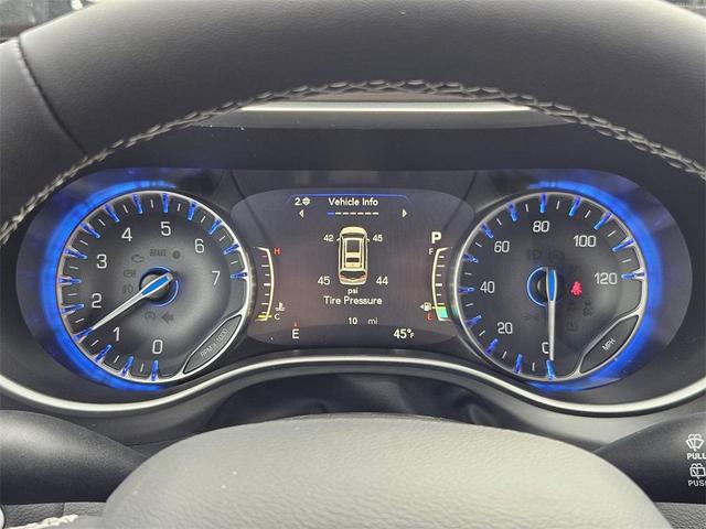 Photo of 2025 Diamond Black Crystal Pearlcoat Chrysler Voyager