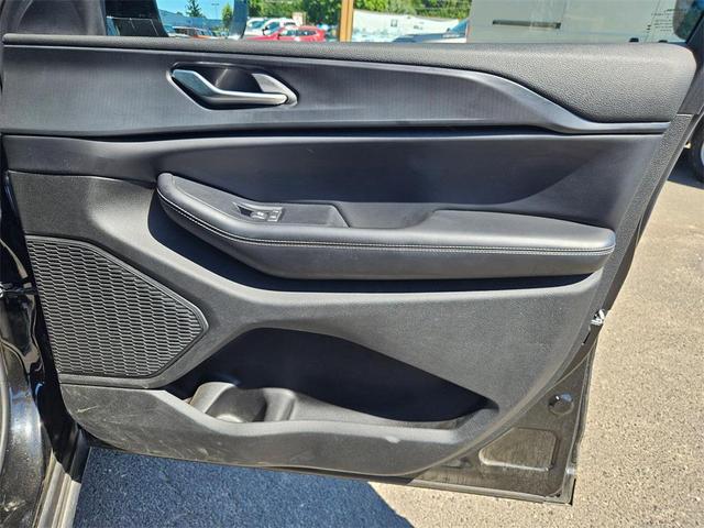 Photo of 2024 Diamond Black Crystal Pearlcoat Jeep Grand Cherokee L