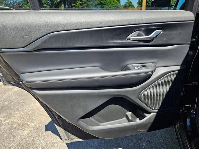 Photo of 2024 Diamond Black Crystal Pearlcoat Jeep Grand Cherokee L