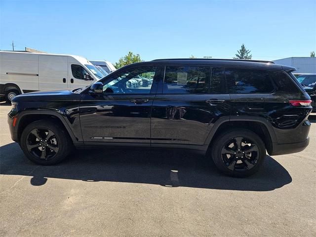 Photo of 2024 Diamond Black Crystal Pearlcoat Jeep Grand Cherokee L