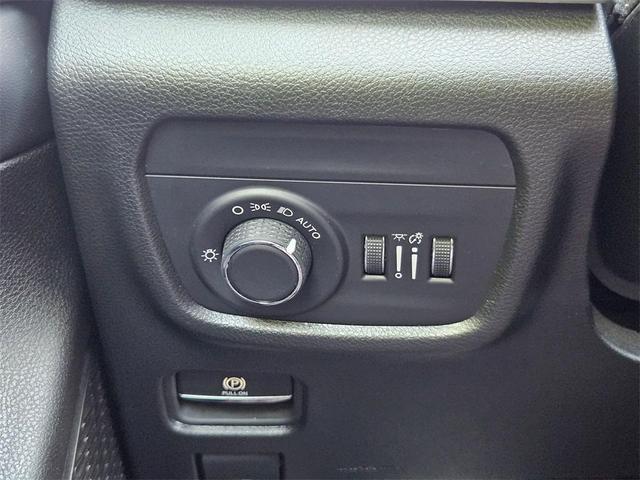 Photo of 2024 Diamond Black Crystal Pearlcoat Jeep Grand Cherokee L