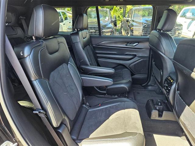 Photo of 2024 Diamond Black Crystal Pearlcoat Jeep Grand Cherokee L