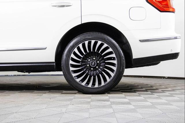Photo of 2021 Pristine White Lincoln Navigator