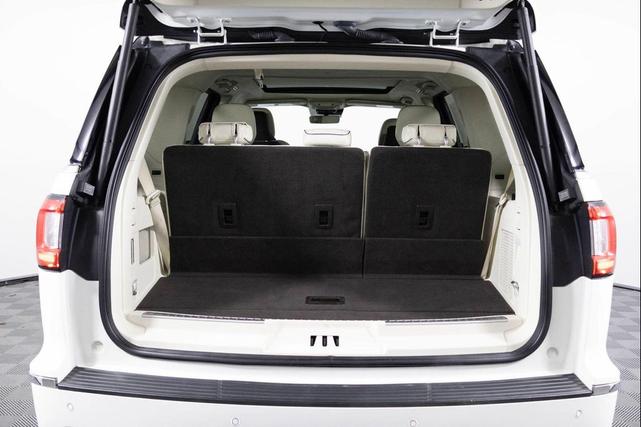 Photo of 2021 Pristine White Lincoln Navigator