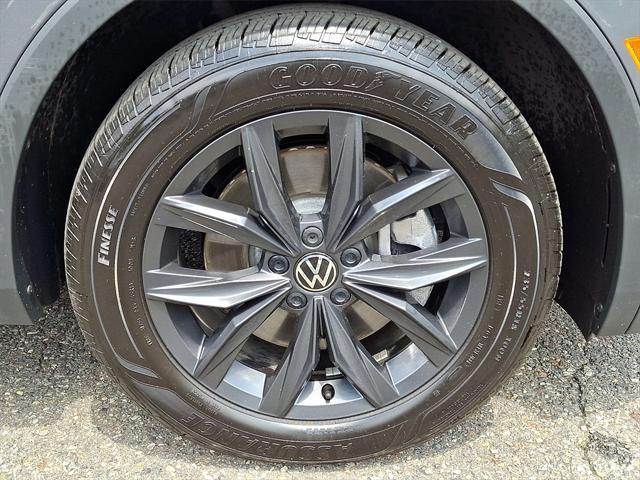 Photo of 2024 Platinum Gray Metallic Volkswagen Tiguan