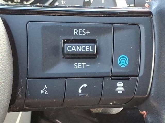 Photo of 2023 Glacier White Nissan Pathfinder