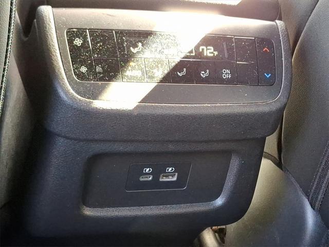 Photo of 2023 Glacier White Nissan Pathfinder