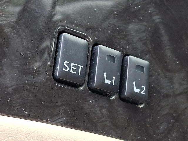 Photo of 2022 Aspen White Tricoat Nissan Armada