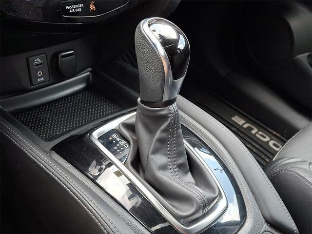 Photo of 2017 Gun Metallic Nissan Rogue