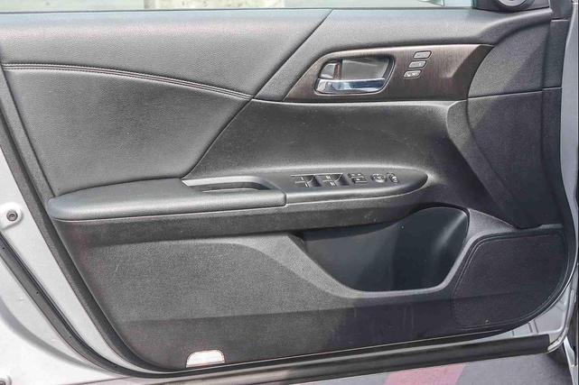 Photo of 2015 Alabaster Silver Metallic Honda Accord