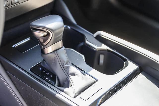 Photo of 2024 Eminent White Pearl Lexus ES 350