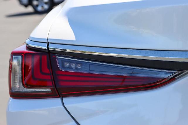 Photo of 2024 Eminent White Pearl Lexus ES 350