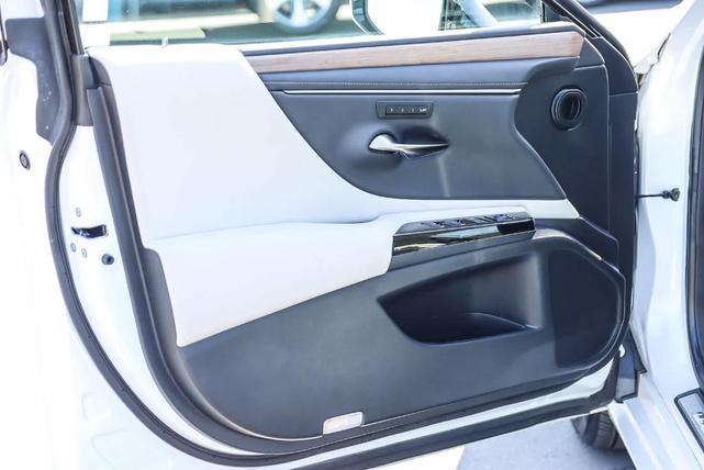 Photo of 2024 Eminent White Pearl Lexus ES 350