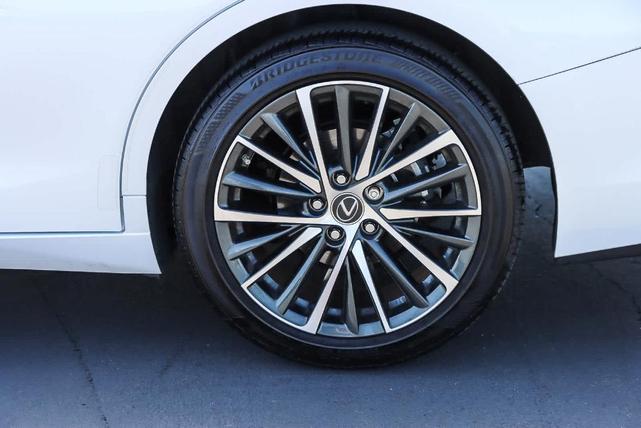 Photo of 2024 Eminent White Pearl Lexus ES 350