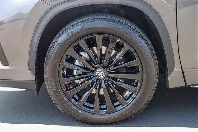 Photo of 2023 Magnetic Gray Metallic Toyota Highlander
