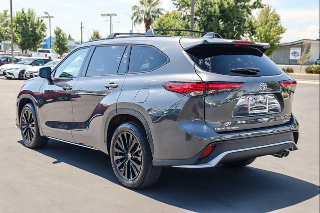 Photo of 2023 Magnetic Gray Metallic Toyota Highlander