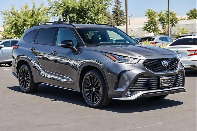 Photo of 2023 Magnetic Gray Metallic Toyota Highlander