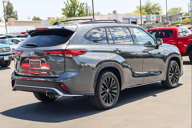 Photo of 2023 Magnetic Gray Metallic Toyota Highlander
