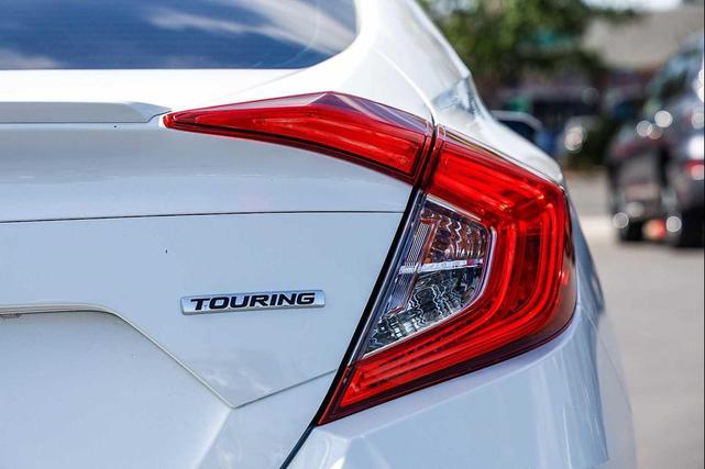 Photo of 2019 Platinum White Pearl Honda Civic