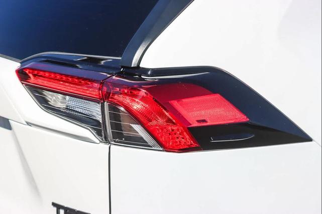 Photo of 2021 Super White Toyota RAV4