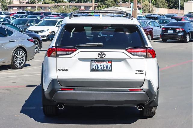 Photo of 2021 Super White Toyota RAV4