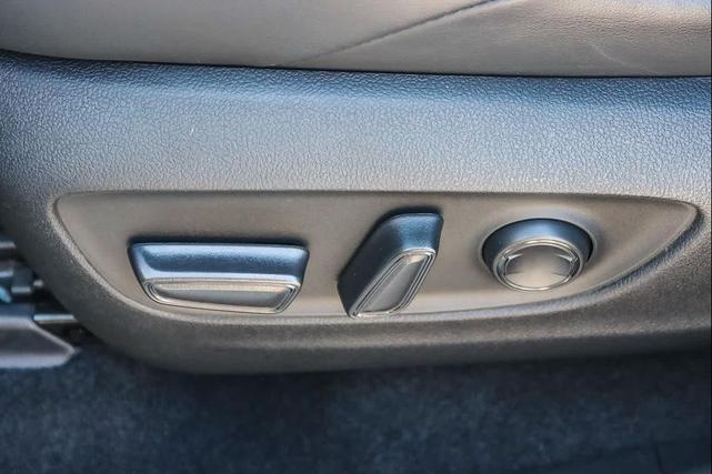 Photo of 2021 Super White Toyota RAV4