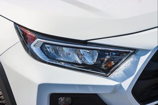 Photo of 2021 Super White Toyota RAV4