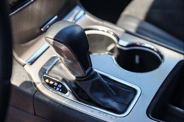 Photo of 2019 Bright White Clearcoat Jeep Grand Cherokee