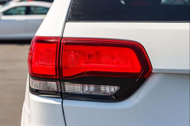 Photo of 2019 Bright White Clearcoat Jeep Grand Cherokee