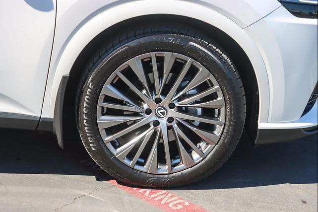 Photo of 2023 Eminent White Pearl Lexus RX 350
