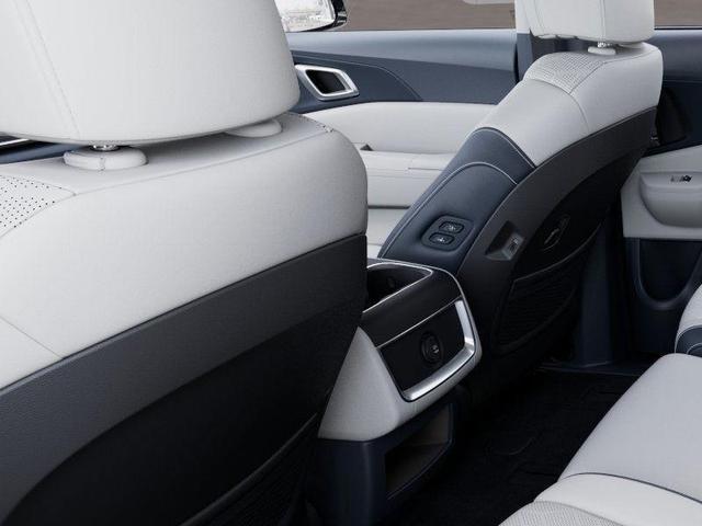 Photo of 2025 Ceramic Silver Kia Carnival