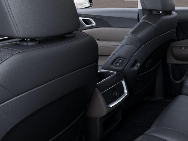 Photo of 2025 Ceramic Silver Kia Carnival