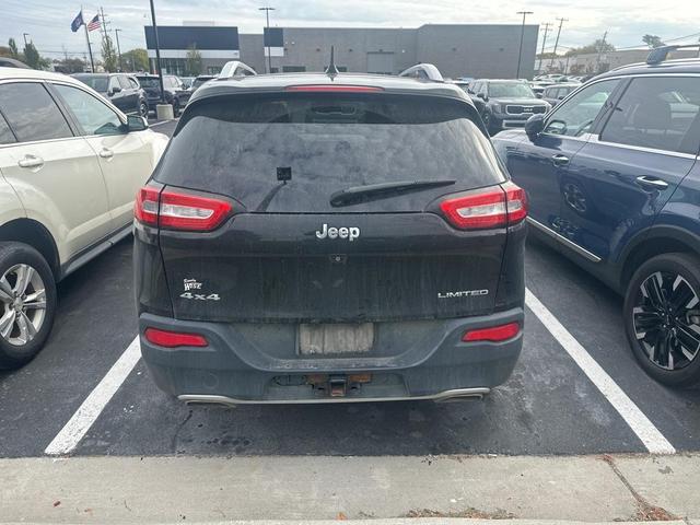 Photo of 2016 Brilliant Black Crystal Pearlcoat Jeep Cherokee