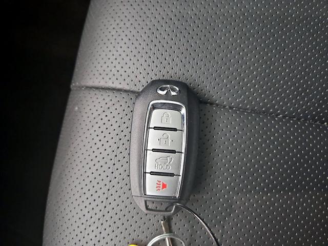 Photo of 2024 White INFINITI QX60
