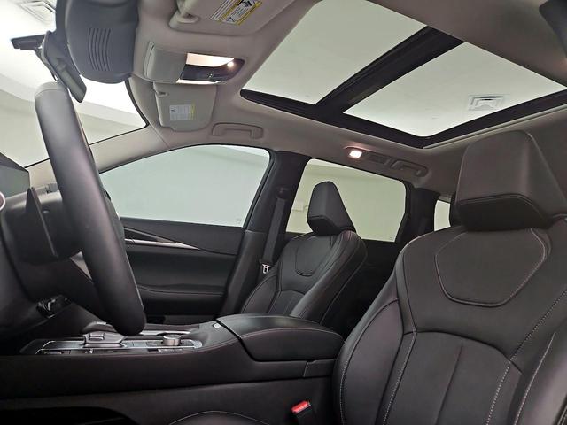 Photo of 2024 White INFINITI QX60