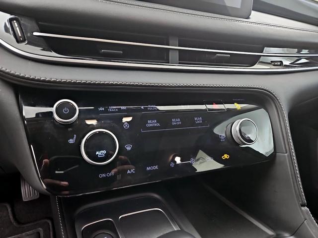 Photo of 2024 White INFINITI QX60